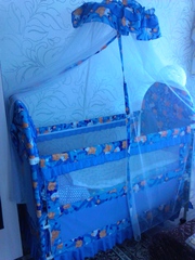 детская кроватка-манеж, сине-голубого цвета.на колесиках               